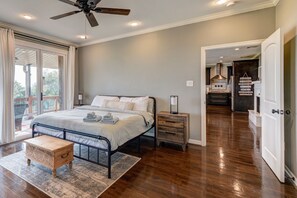 3 bedrooms, desk, iron/ironing board, travel cot - Modern Farmhouse w/ Hill Country Views, EV, Wineries, Large Patio (Dripping Springs)