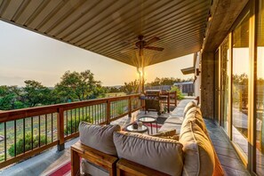 Terrace/patio - Modern Farmhouse w/ Hill Country Views, EV, Wineries, Large Patio (Dripping Springs)