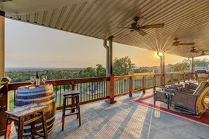 Terrace/patio - Modern Farmhouse w/ Hill Country Views, EV, Wineries, Large Patio (Dripping Springs)