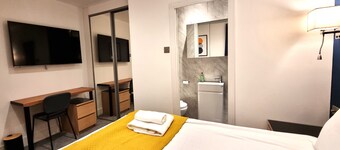 Modern 6 Bedroom 4 Bath House w Parking