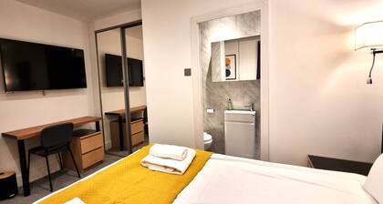 Modern 6 Bedroom 4 Bath House w Parking