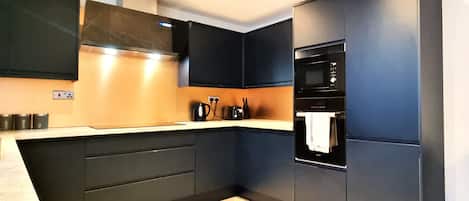 Superior House | Private kitchen | Full-size fridge, microwave, oven, stovetop