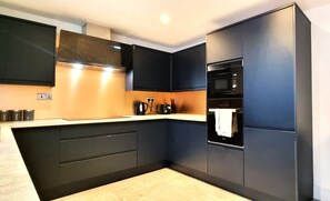 Hus – superior | Eget kjøkken | Kjøleskap, mikrobølgeovn, ovn og kokeplater