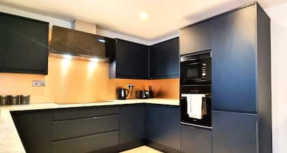 Modern 6 Bedroom 4 Bath House w Parking
