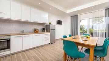 Réfrigérateur, micro-ondes, four, plaque de cuisson