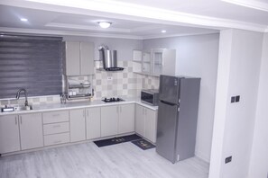 Een koelkast, een microgolfoven, een kookplaat, een waterkoker