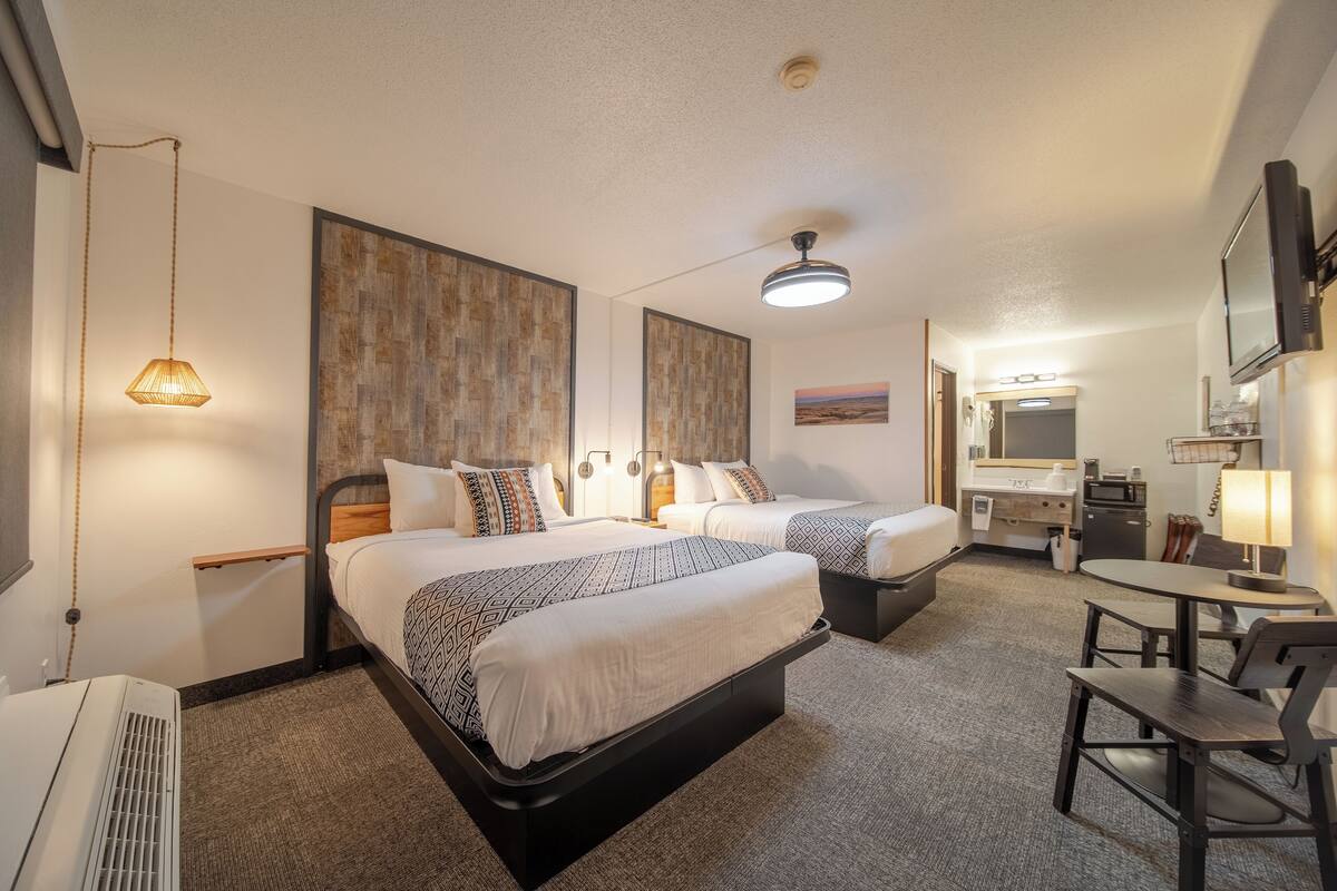 Room Double Queen, Ground Floor, No Pets, No Smoking | WiFi (free), bed sheets