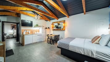 Suite | Free WiFi, bed sheets