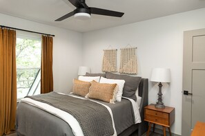 3 Schlafzimmer, Schreibtisch, Bügeleisen/Bügelbrett, Reisekinderbett