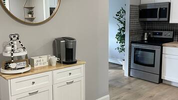 Réfrigérateur, micro-ondes, four, plaque de cuisson