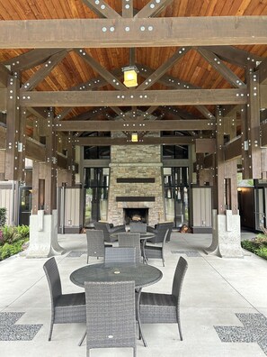 Outdoor dining - #20 Sunrise Ridge 2bdrm 2.5 bath townhome modern design w/ ocean & beach + pool (Parksville)