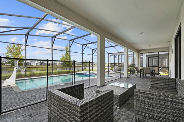 Alberca al aire libre y alberca climatizada