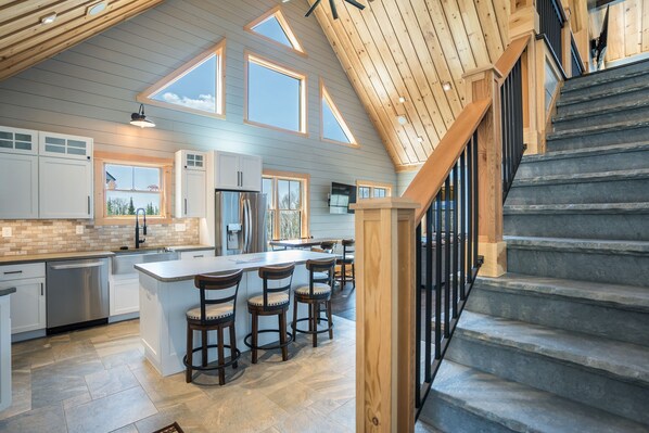 Fridge, microwave, oven, stovetop - The Cabin - idyllic views, close to town (Rangeley)