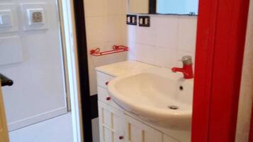 Doccia, asciugacapelli, bidet, asciugamani