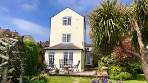 A two-story building with a garden in front. - Mulberry Cottage Coastal Holiday Home (Cowes)