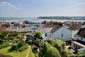 A coastal residential area with houses, a marina, and a clear view of the sea. - Mulberry Cottage Coastal Holiday Home (Cowes)
