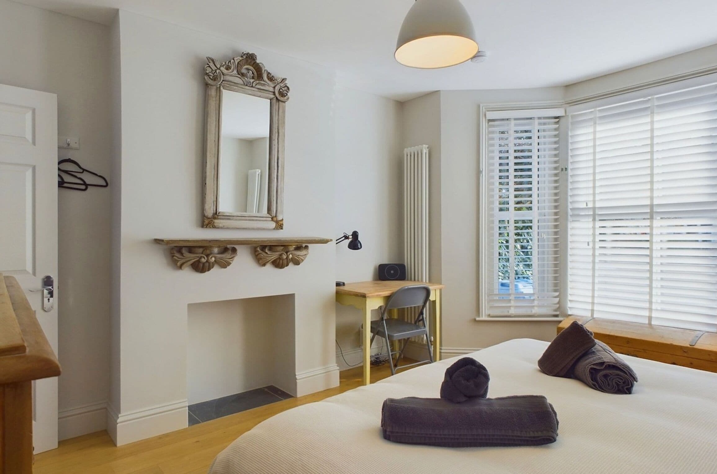 House | 4 bedrooms, desk