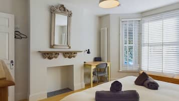 House | 4 bedrooms, desk