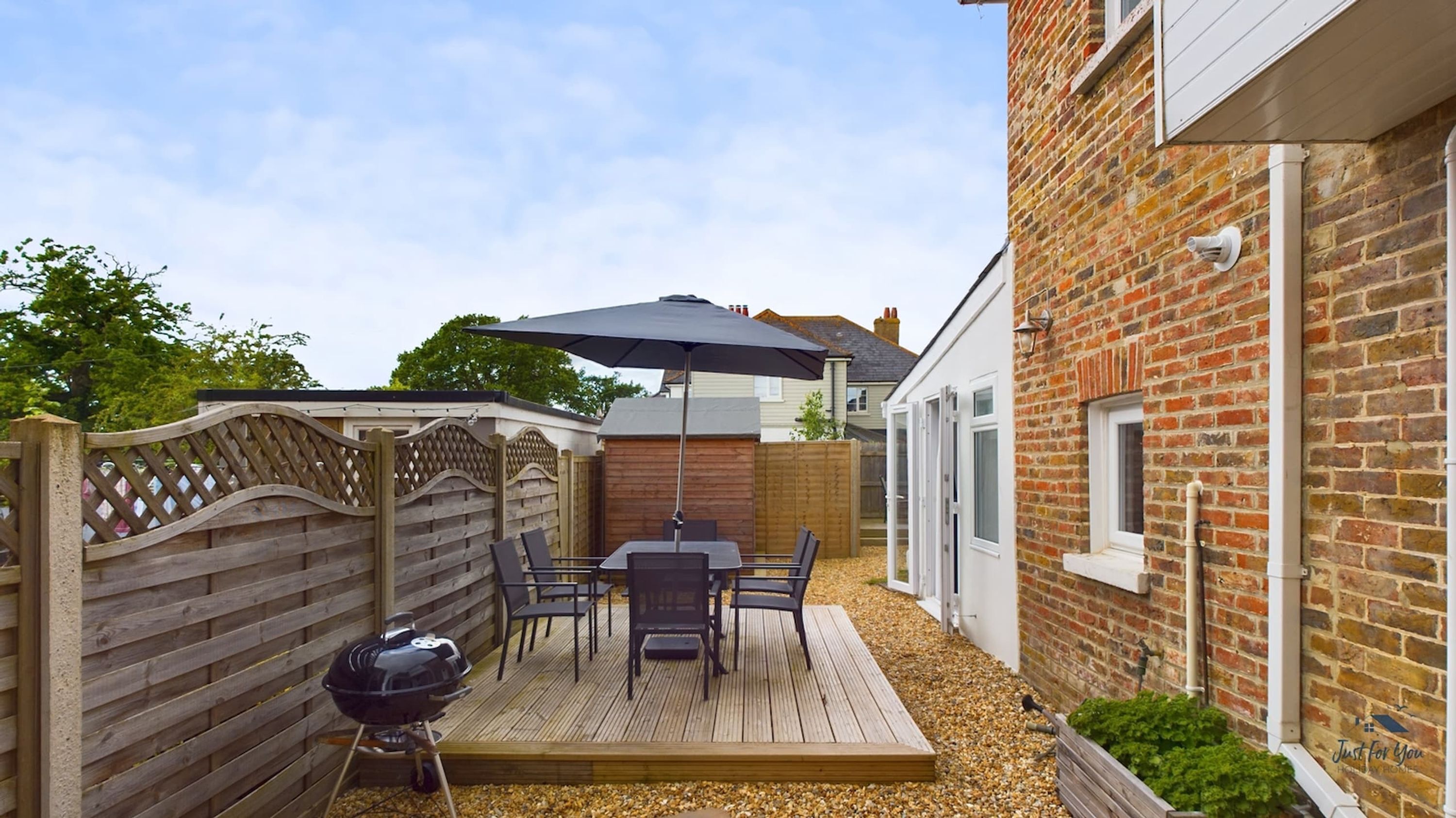 House | 3 bedrooms, desk