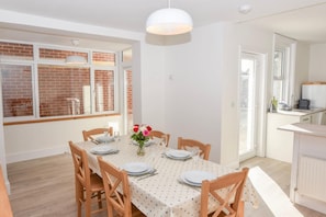 3 bedrooms, desk - Coastal East View in St Helens (Ryde)