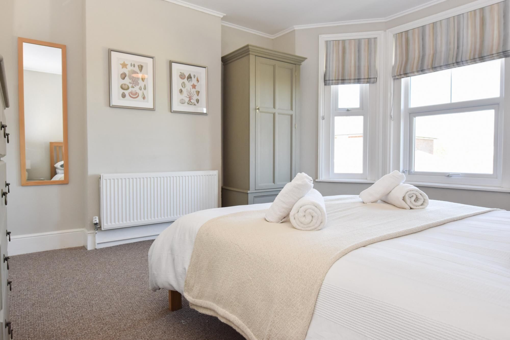 House | 3 bedrooms, desk