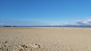 A wide sandy beach with a clear sky. - Queens Mews a Coastal Holiday Home (Ryde)