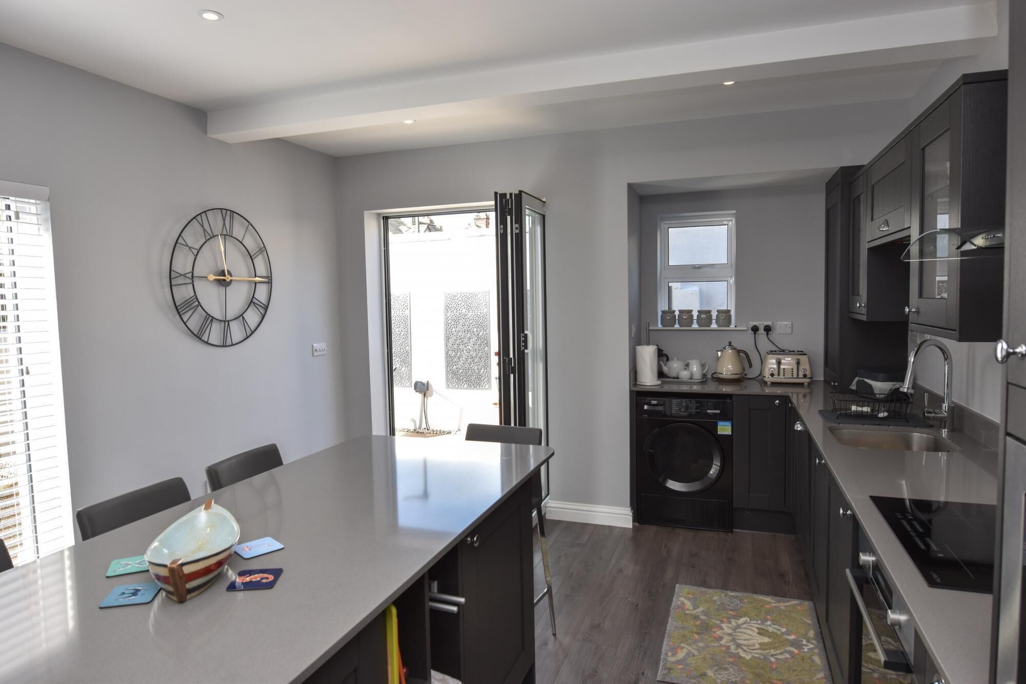 House | 2 bedrooms, desk