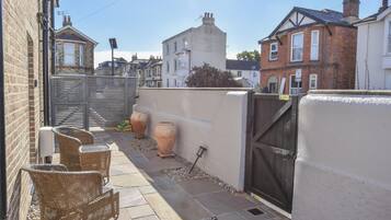 House | 2 bedrooms, desk