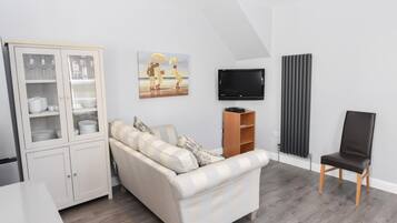 House | 2 bedrooms, desk