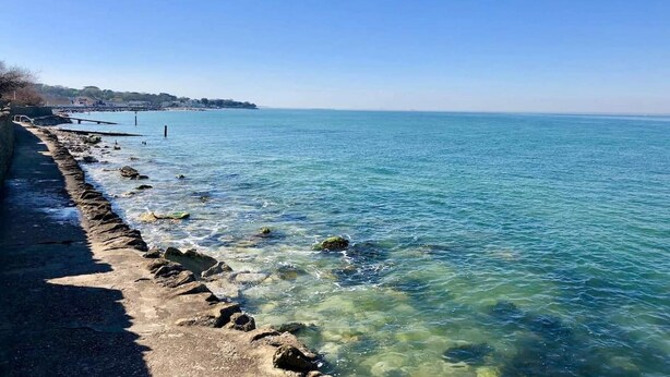 A coastal walkway with clear water and a distant shoreline. - Seaside Cottage in Ryde (Ryde)