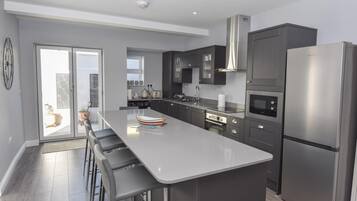 House | 2 bedrooms, desk