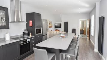 House | 2 bedrooms, desk