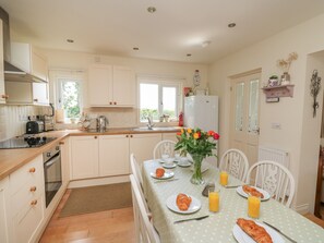 Fridge, electric kettle, toaster, cookware/dishes/utensils - Lavender Lodge (Haverfordwest)