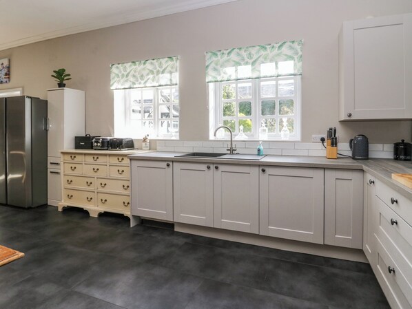 Réfrigérateur, lave-vaisselle, bouilloire électrique