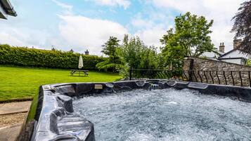 Cottage | Outdoor spa tub