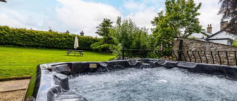 Cottage | Outdoor spa tub