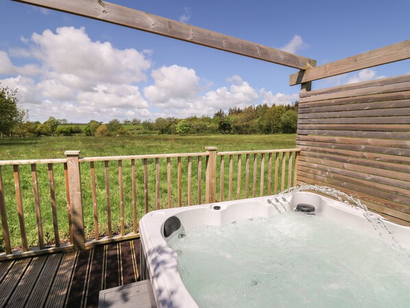 Outdoor spa tub - The Clove (Haverfordwest)