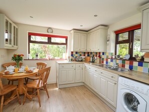 Fridge, dishwasher, electric kettle, toaster - The Clove (Haverfordwest)