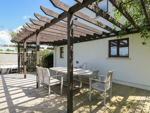 Outdoor dining - The Clove (Haverfordwest)