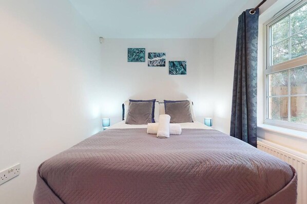 Apartment - Stunning 2-bed Apartment in Grays (Grays)