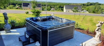 3 Bed-sleeps 6-pets-river View-hot Tub