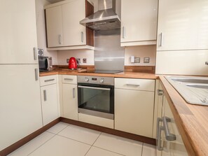 Frigorífico, lavavajillas, hervidor eléctrico y tostadora