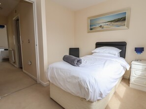 3 bedrooms, individually decorated, individually furnished, free WiFi - 9 Bluebell Lane (Newport)