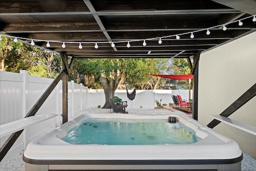 Backyard oasis, vibrant, cozy house. Yard games, near beaches
pet friendly