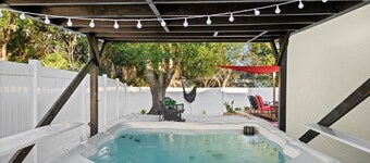 Backyard oasis, vibrant, cozy house. Yard games, near beaches
pet friendly