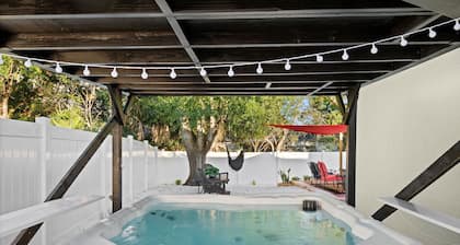 Backyard oasis, vibrant, cozy house. Yard games, near beaches
pet friendly