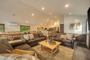 Smart-TV, Kamin, Videospiele, TischfuĂball