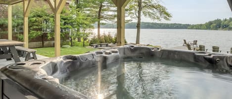 Outdoor spa tub