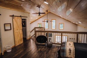 4 bedrooms, WiFi, bed sheets - Kasoag Lake lodge-ATV + snowmobile right from your door.Great fishing close by!
(Altmar)