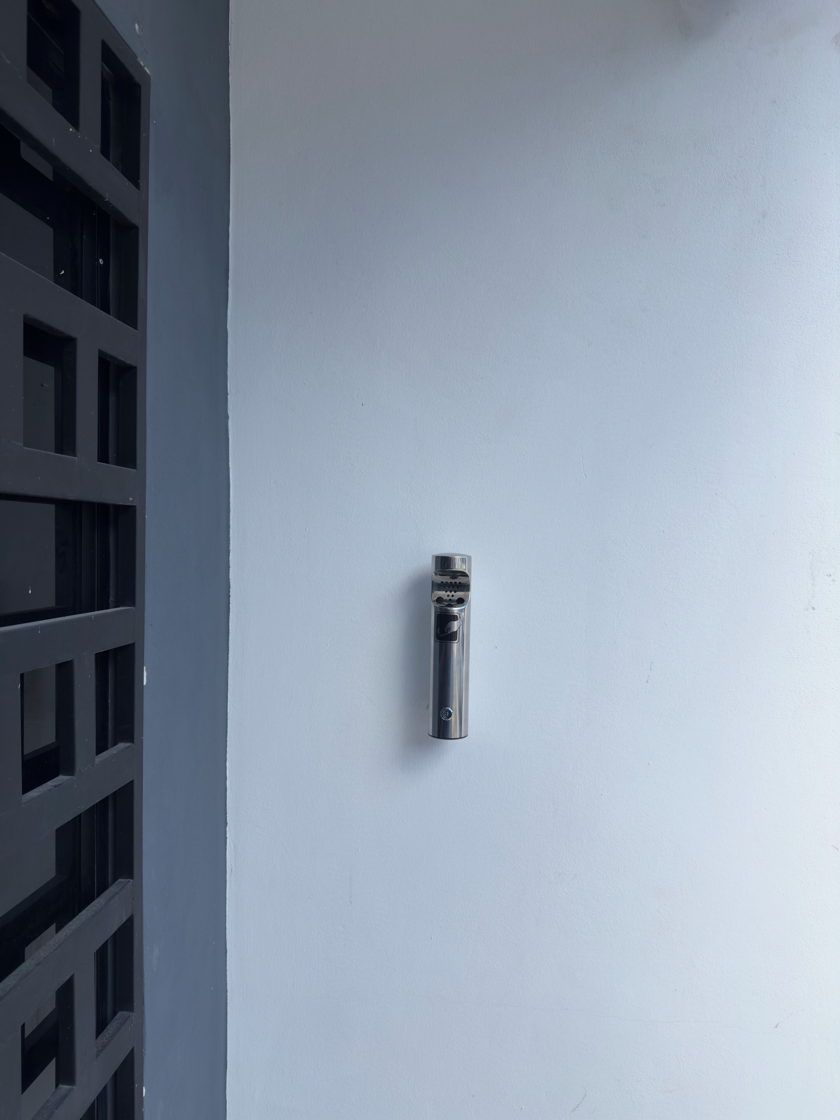 Un objet métallique fixé à un mur uni.